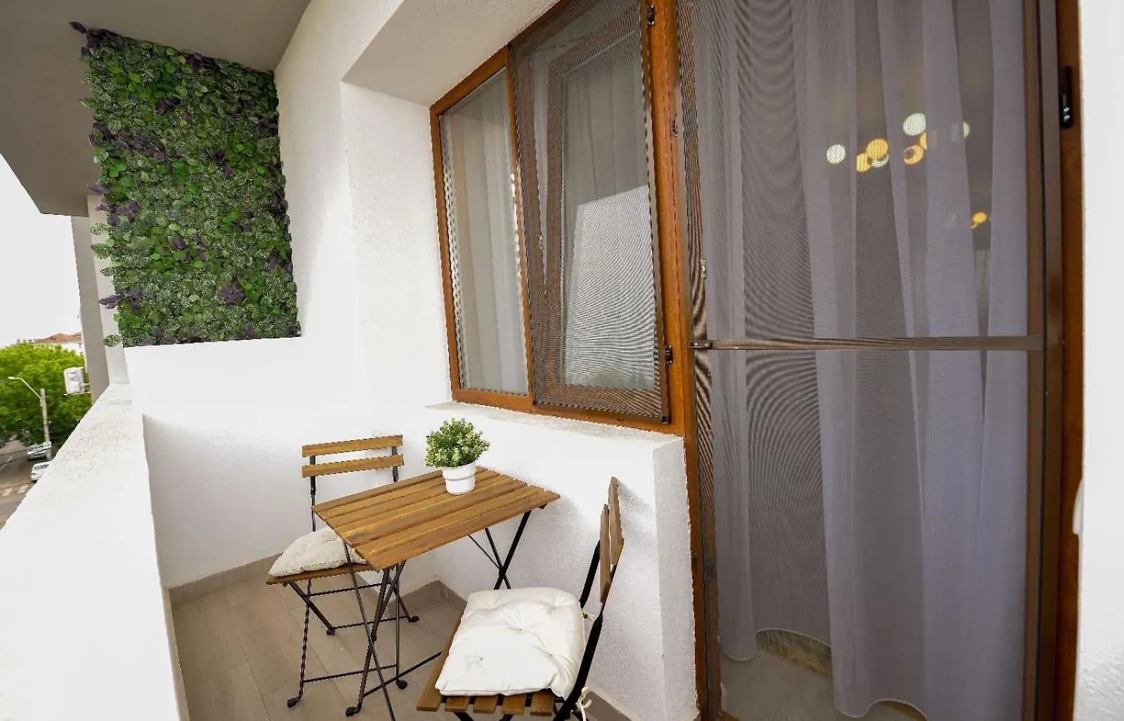Bucharest Apartment - Private Parking