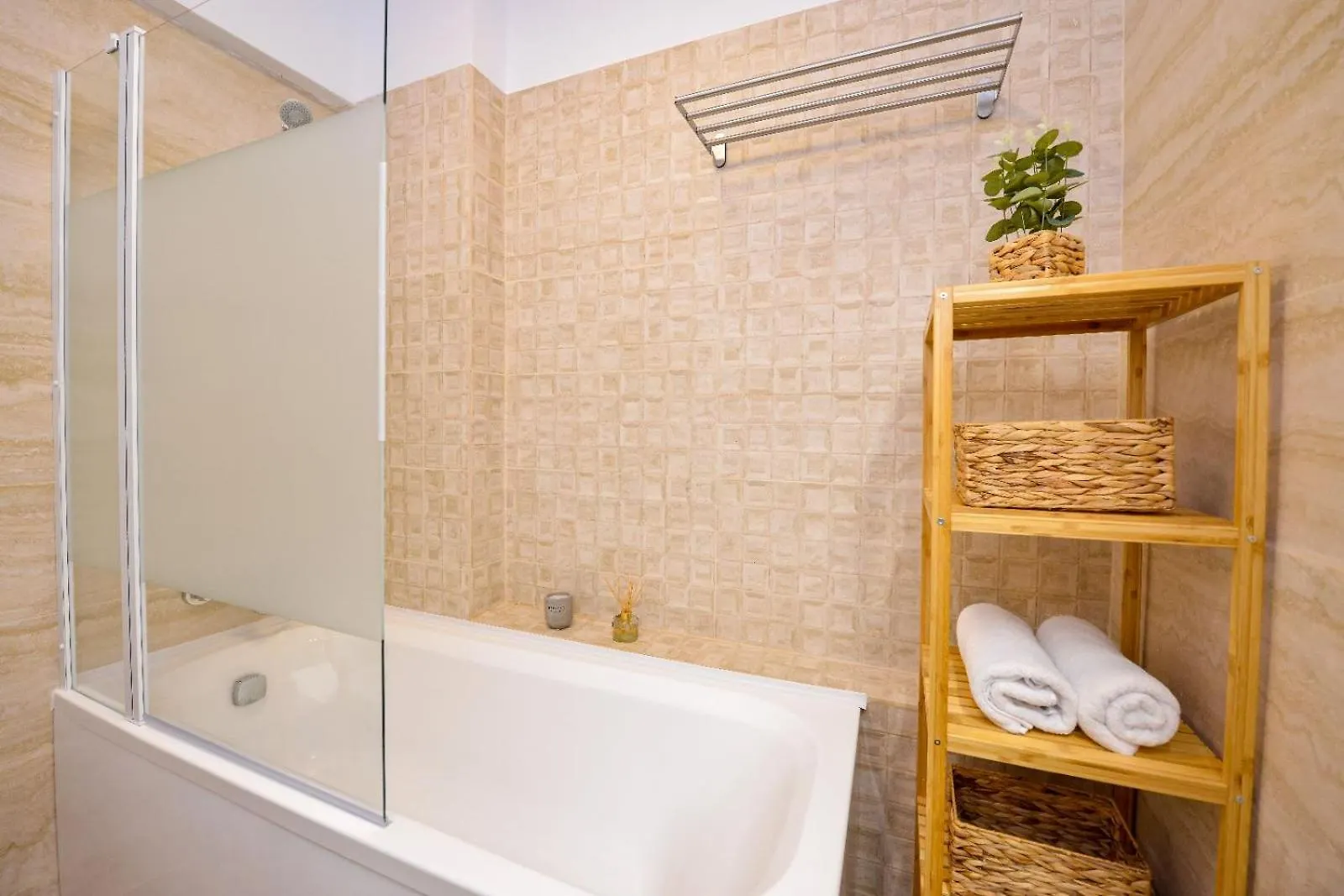 Bucharest Apartment - Private Parking