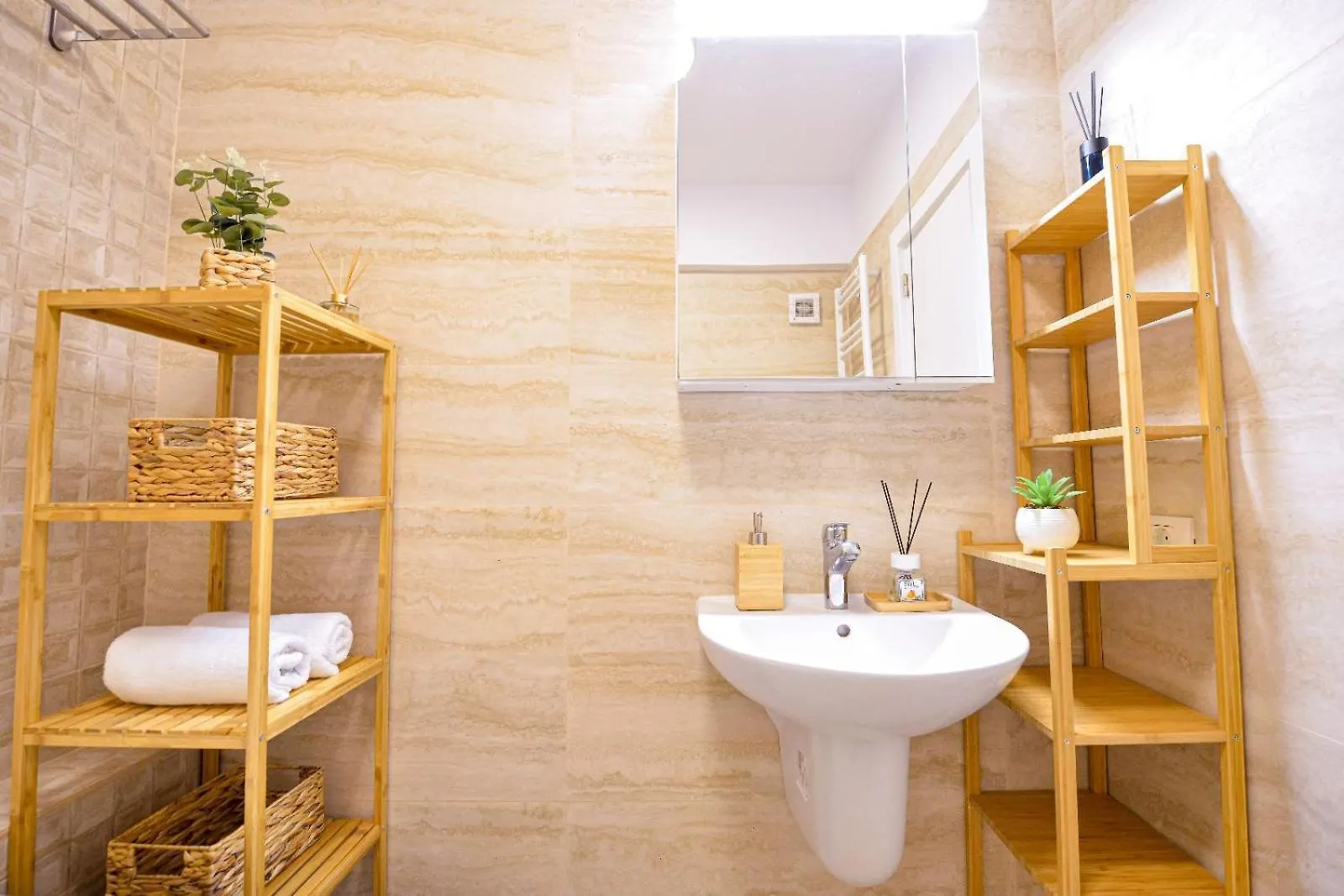Bucharest Apartment - Private Parking 0*,  Romania